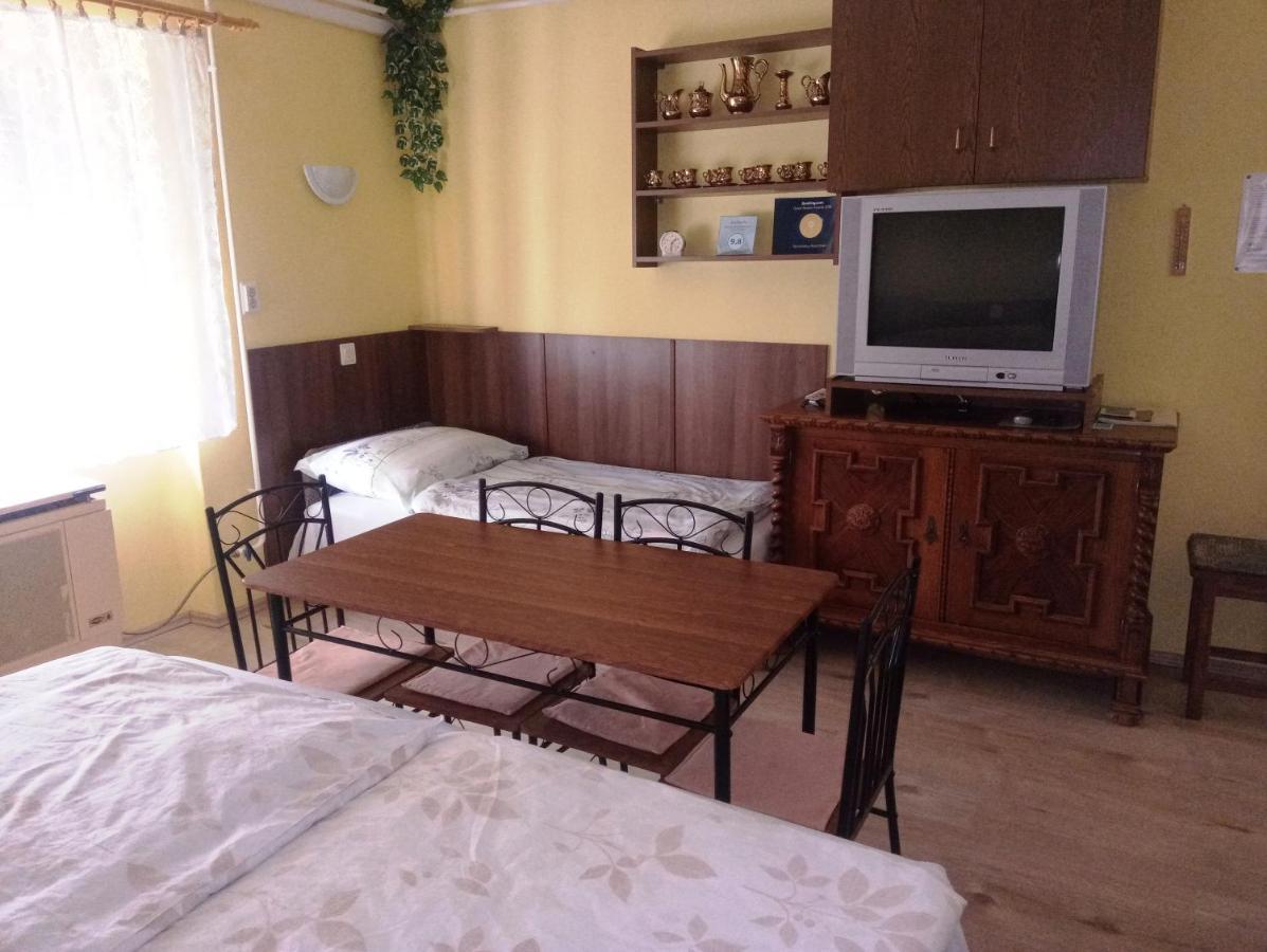Szivarvany Apartman Gyula Extérieur photo