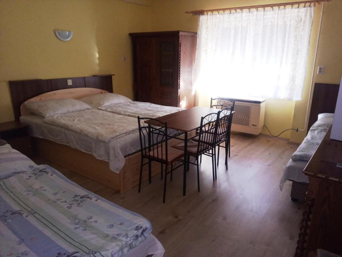 Szivarvany Apartman Gyula Extérieur photo