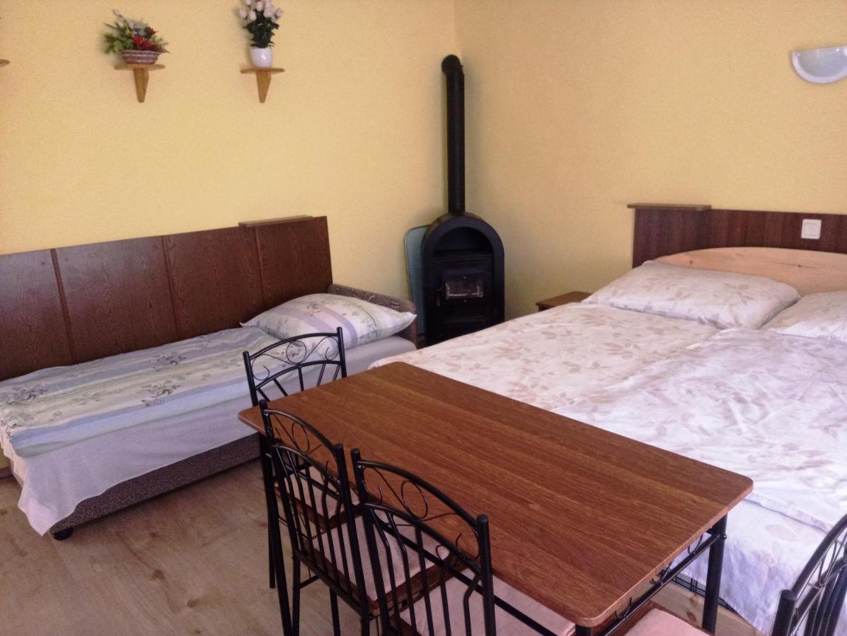 Szivarvany Apartman Gyula Extérieur photo