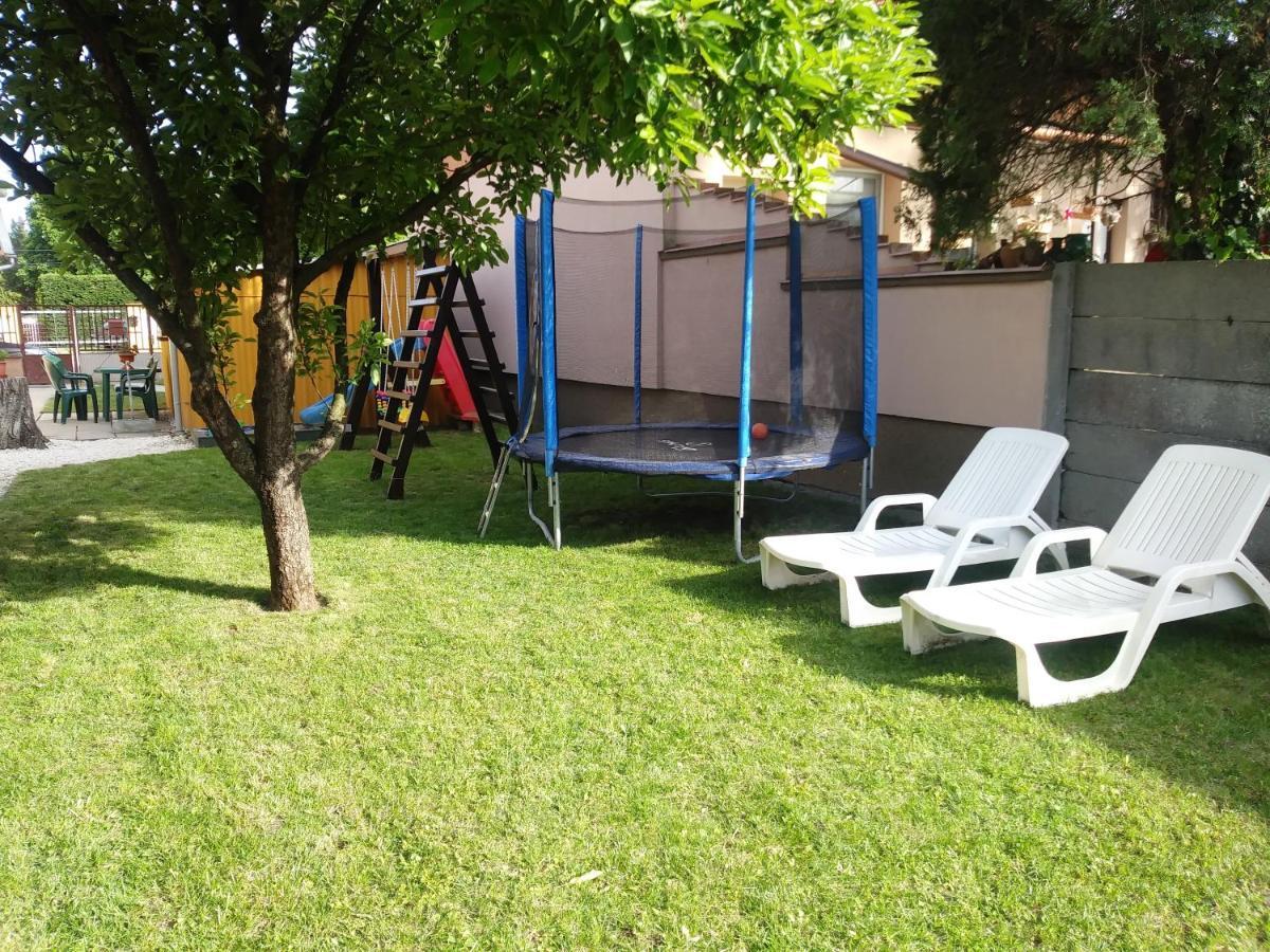 Szivarvany Apartman Gyula Extérieur photo